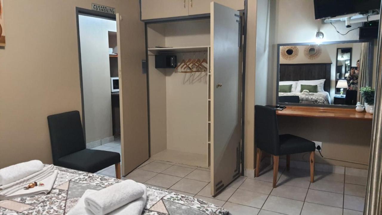 Gemstone Guest House Klerksdorp Exteriér fotografie