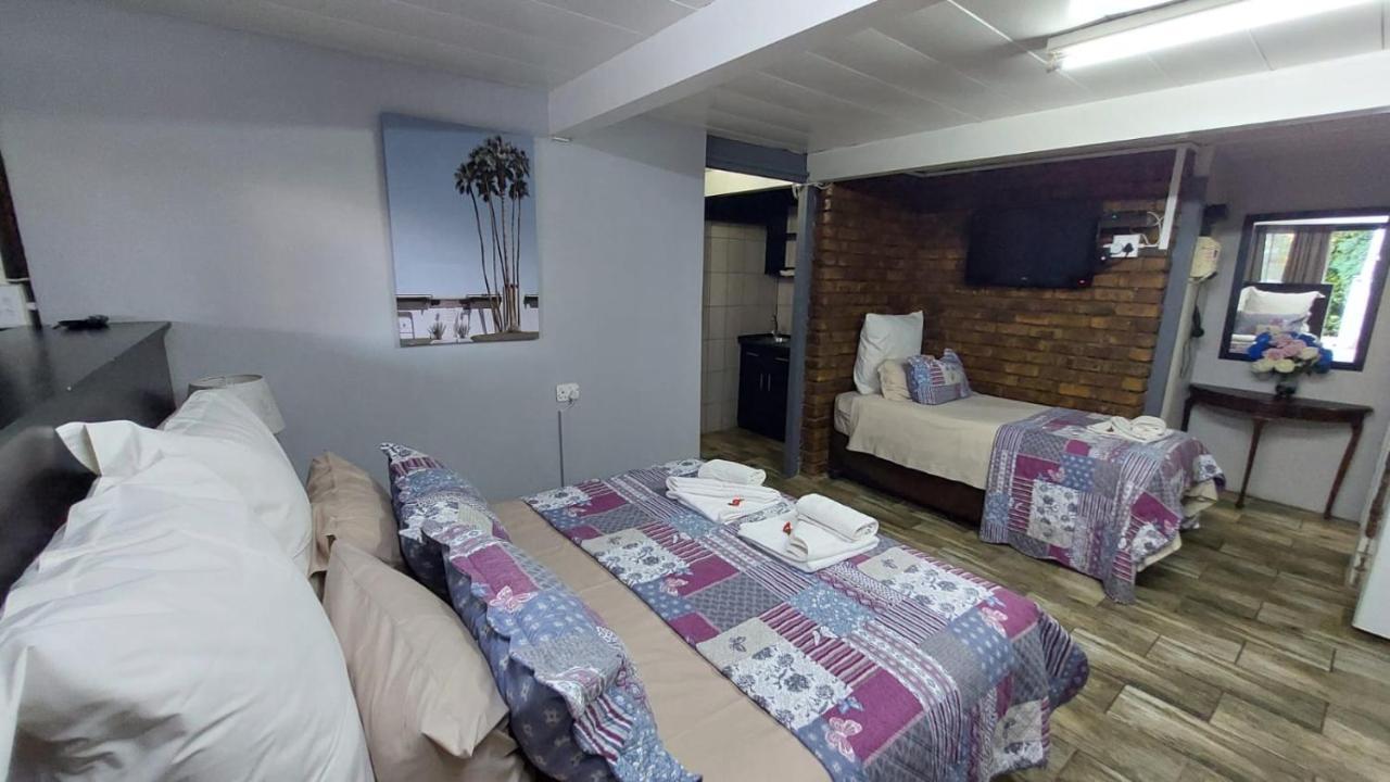 Gemstone Guest House Klerksdorp Exteriér fotografie