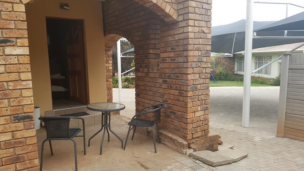 Gemstone Guest House Klerksdorp Exteriér fotografie